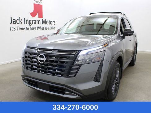 New 2026 Nissan Pathfinder SL image 1