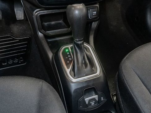 Used 2020 Jeep Renegade Latitude FWD image 20
