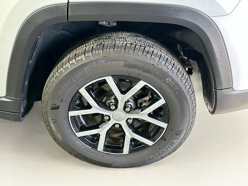 Used 2024 Jeep Grand Cherokee Limited image 11