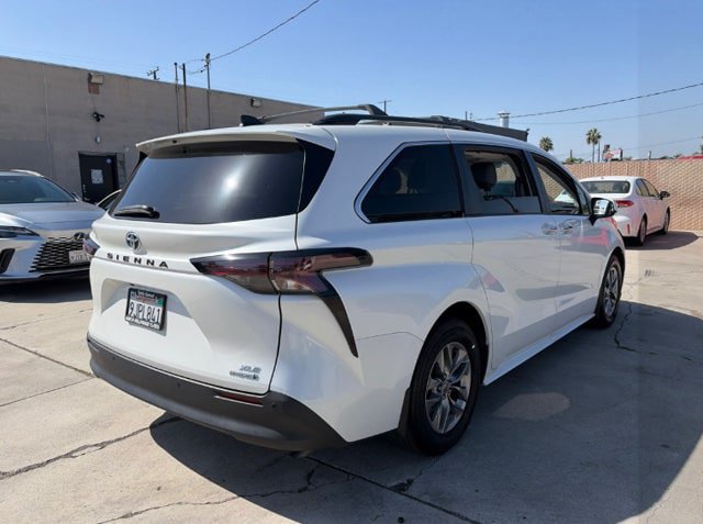 Used 2024 Toyota Sienna XLE w/ XLE Plus Package FWD image 5