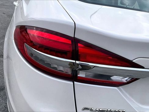 Used 2018 Ford Fusion SE w/ Fusion SE Technology Package image 22