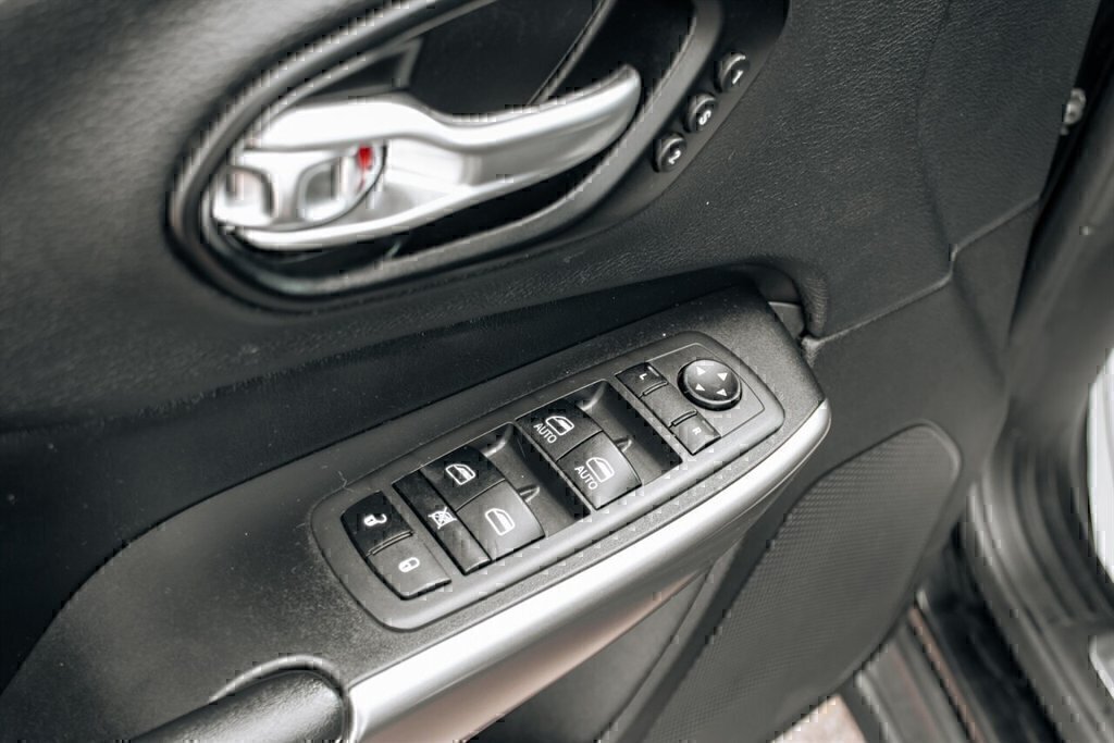 Used 2021 Jeep Cherokee Limited AWD/4WD image 11