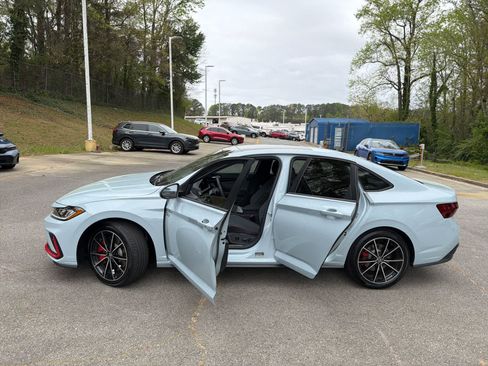 Used 2025 Volkswagen Jetta GLI Autobahn image 17