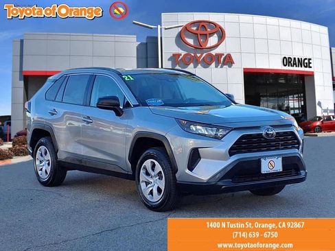 Used 2021 Toyota RAV4 LE image 1