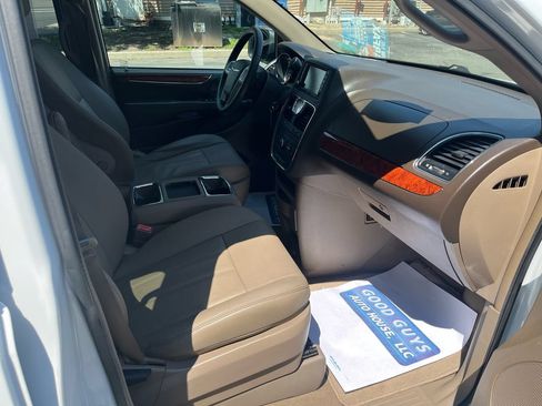 Used 2016 Chrysler Town & Country Touring FWD image 15