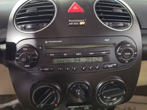 Used 2009 Volkswagen Beetle S FWD image 12