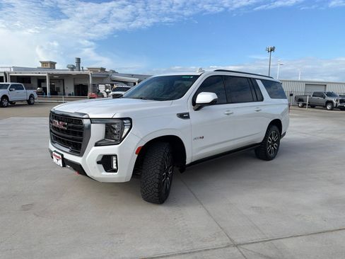 Used 2024 GMC Yukon XL AT4 w/ Technology Package AWD/4WD image 3