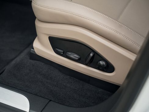 Certified 2025 Porsche Macan Electric image 17