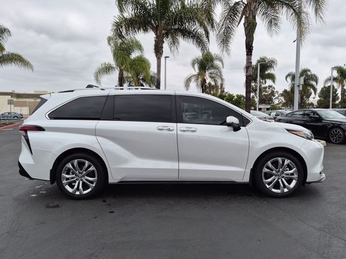 Used 2024 Toyota Sienna Platinum FWD image 11