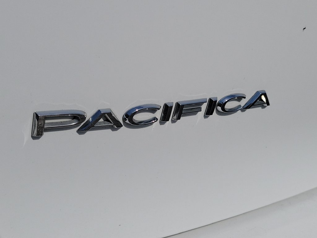 Used 2023 Chrysler Pacifica Touring-L FWD image 12