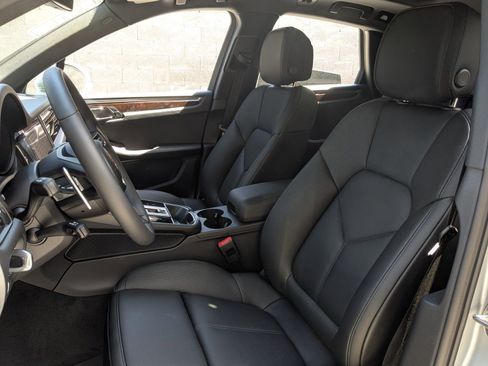 New 2026 Porsche Macan AWD/4WD image 5