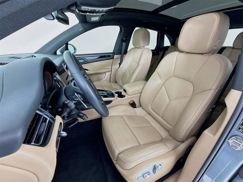 Certified 2025 Porsche Macan image 5