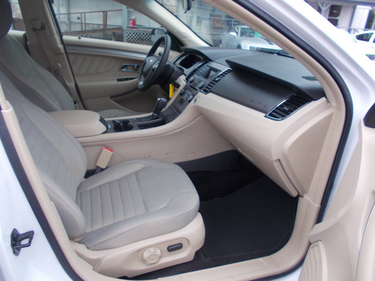 Used 2016 Ford Taurus SE FWD image 9