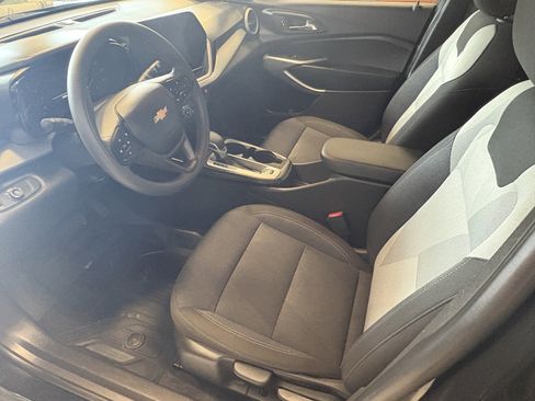 Used 2025 Chevrolet Trax LS w/ LS Convenience Package image 4