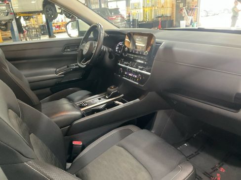 Used 2024 Nissan Pathfinder SV AWD/4WD image 16