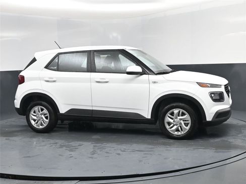New 2025 Hyundai Venue SE image 2