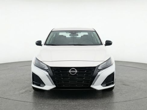 Used 2025 Nissan Altima 2.5 SV image 2