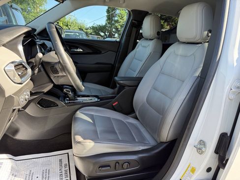 Used 2021 Chevrolet TrailBlazer LT w/ Premium Seating Package FWD image 9