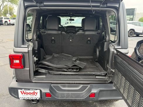 Used 2018 Jeep Wrangler Unlimited Sahara w/ Dual Top Group AWD/4WD image 8