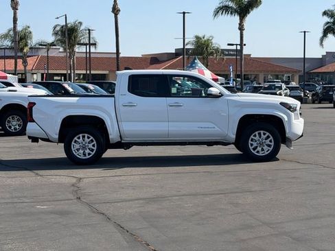 Used 2025 Toyota Tacoma SR5 AWD/4WD image 4