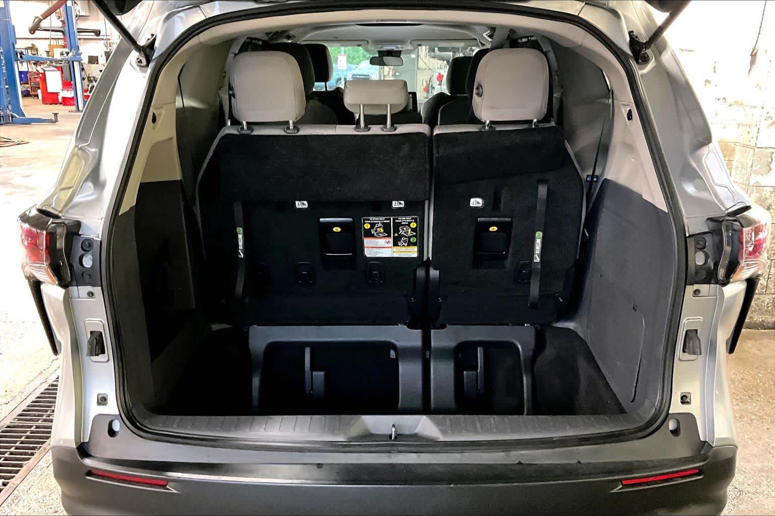 Certified 2024 Toyota Sienna LE FWD image 30