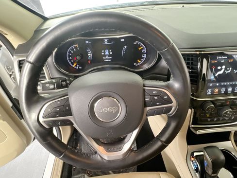 Used 2022 Jeep Grand Cherokee Laredo E AWD/4WD image 11