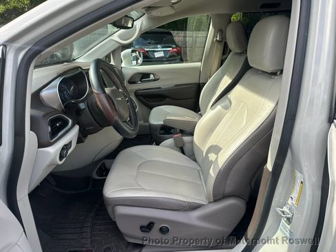 Used 2017 Chrysler Pacifica Touring-L FWD image 7