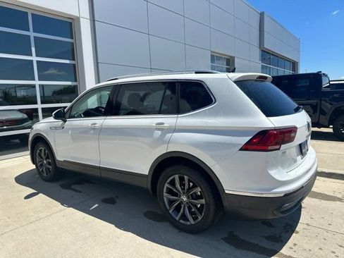Used 2023 Volkswagen Tiguan SE w/ Panoramic Sunroof Package AWD/4WD image 3