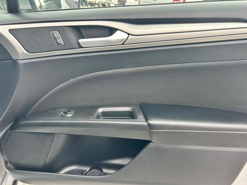 Used 2020 Ford Fusion SE FWD image 11