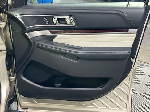 Used 2017 Ford Explorer Platinum image 40