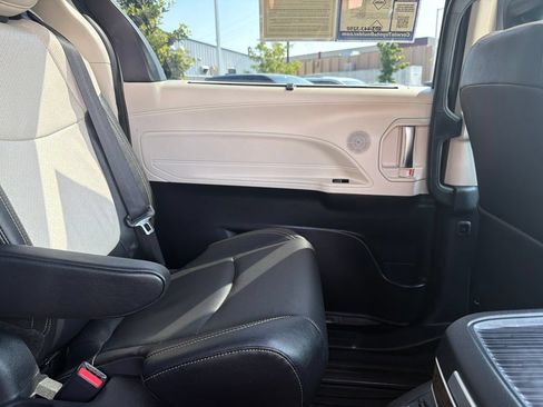 Used 2025 Toyota Sienna Platinum AWD/4WD image 18