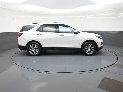 Used 2023 Chevrolet Equinox Premier image 2