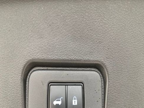 Used 2025 Nissan Rogue SV image 31