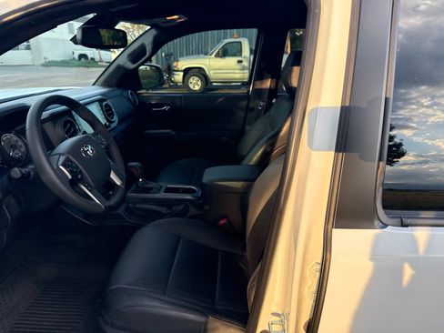 Used 2023 Toyota Tacoma TRD Sport w/ TRD Premium Sport Package AWD/4WD image 3