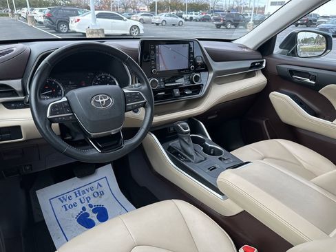Certified 2020 Toyota Highlander XLE image 30