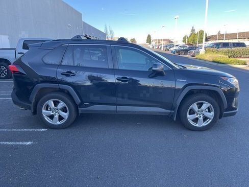 Used 2021 Toyota RAV4 XLE Premium image 4