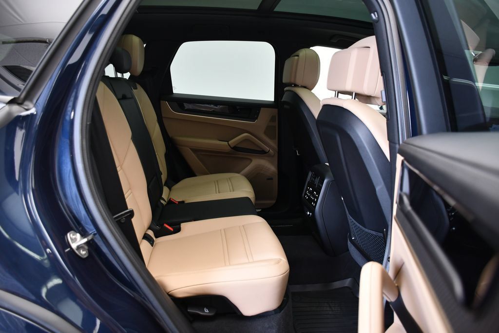 Certified 2025 Porsche Cayenne AWD/4WD image 53