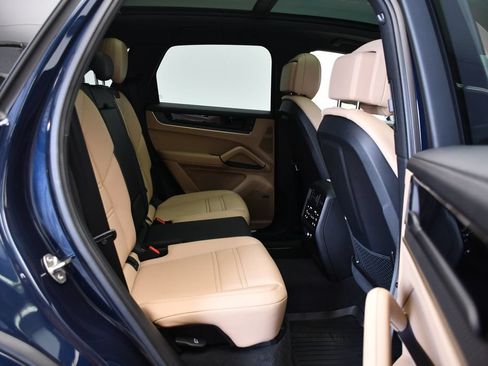 Certified 2025 Porsche Cayenne AWD/4WD image 53