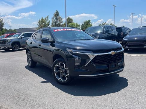 Used 2025 Chevrolet Trax LT FWD image 2