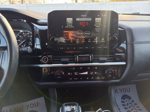 Used 2024 Nissan Pathfinder SL w/ Black Appearance Package image 26