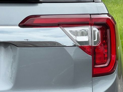 Used 2023 GMC Acadia SLE w/ Driver Convenience Package FWD image 9