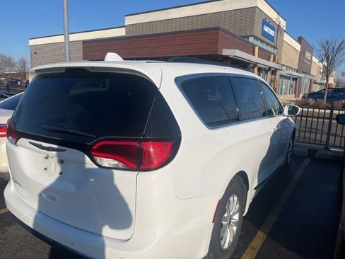 Used 2017 Chrysler Pacifica Touring-L image 5