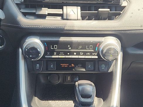 Used 2021 Toyota RAV4 XLE w/ Convenience Package AWD/4WD image 18