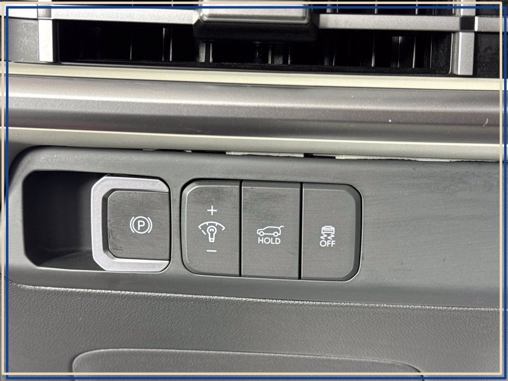 Used 2025 Hyundai Santa Fe SEL AWD/4WD image 16