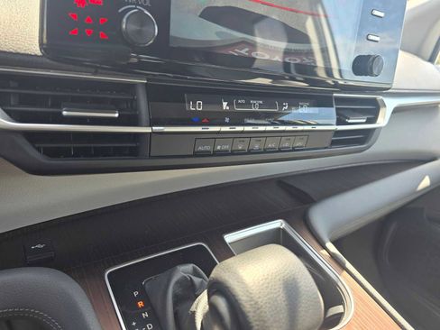 Used 2024 Toyota Sienna LE FWD image 28