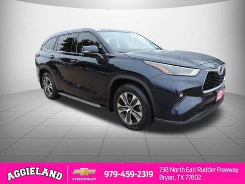 Used 2022 Toyota Highlander XLE image 3