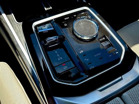 Used 2024 BMW i7 xDrive60 image 15