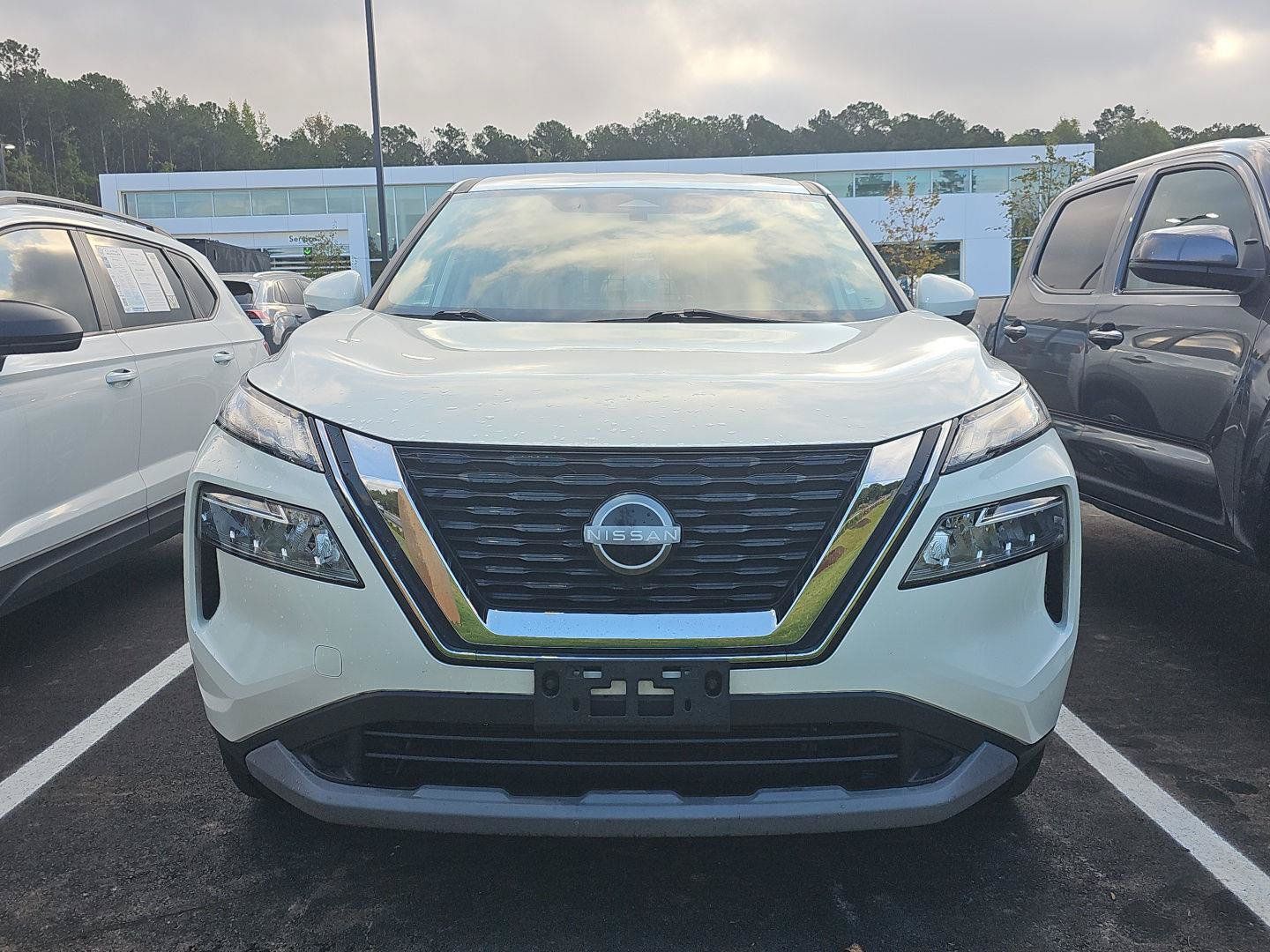 Used 2022 Nissan Rogue SV FWD image 1