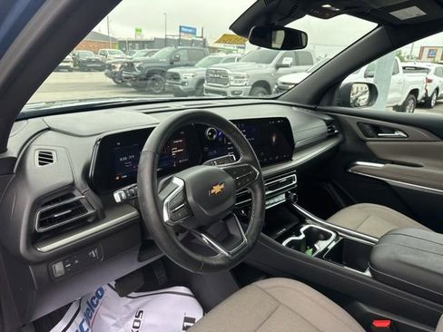 Used 2025 Chevrolet Traverse LT FWD image 11