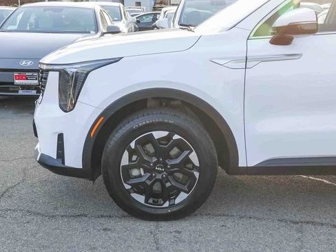 Used 2024 Kia Sorento S image 9